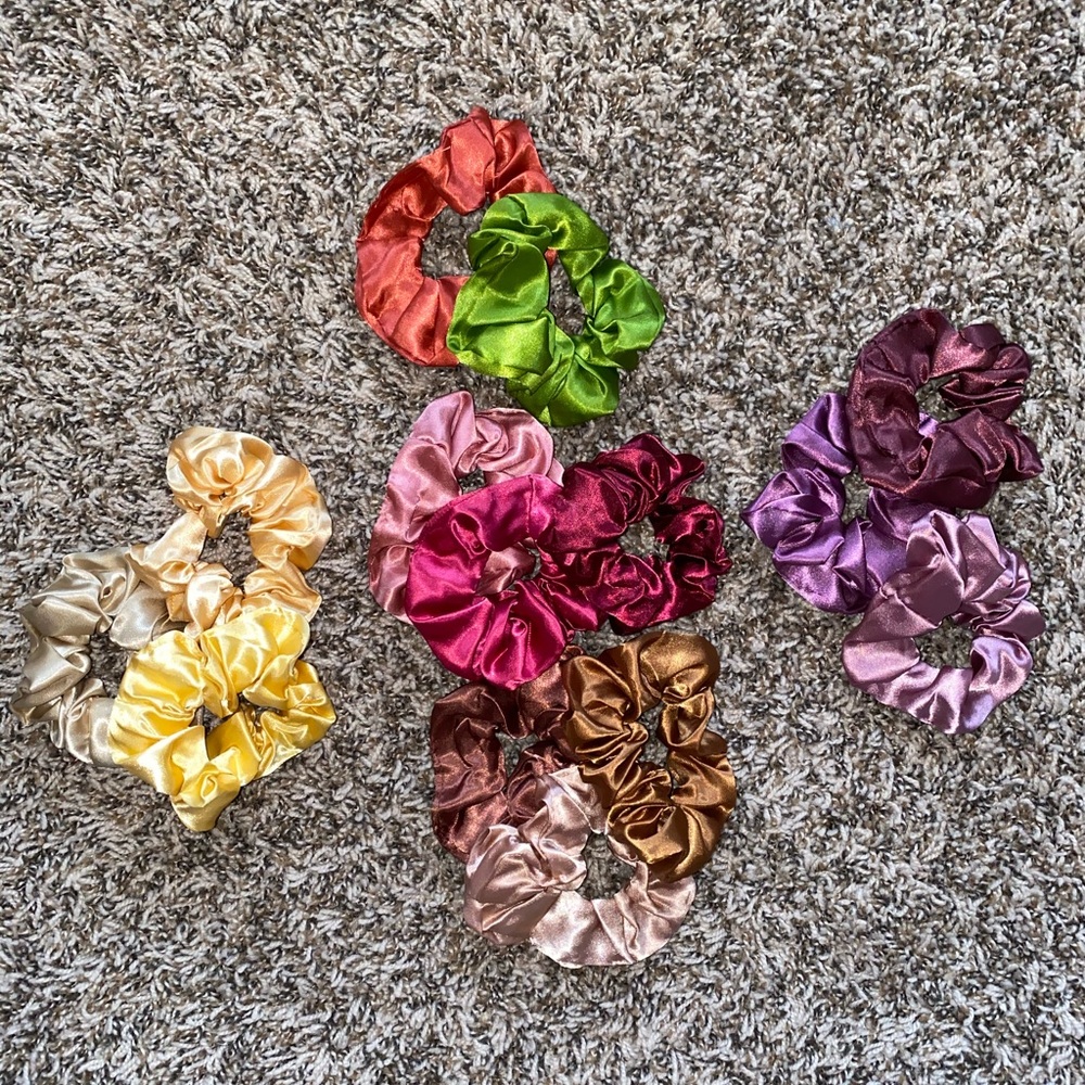 Brandy Melville scrunchies!!